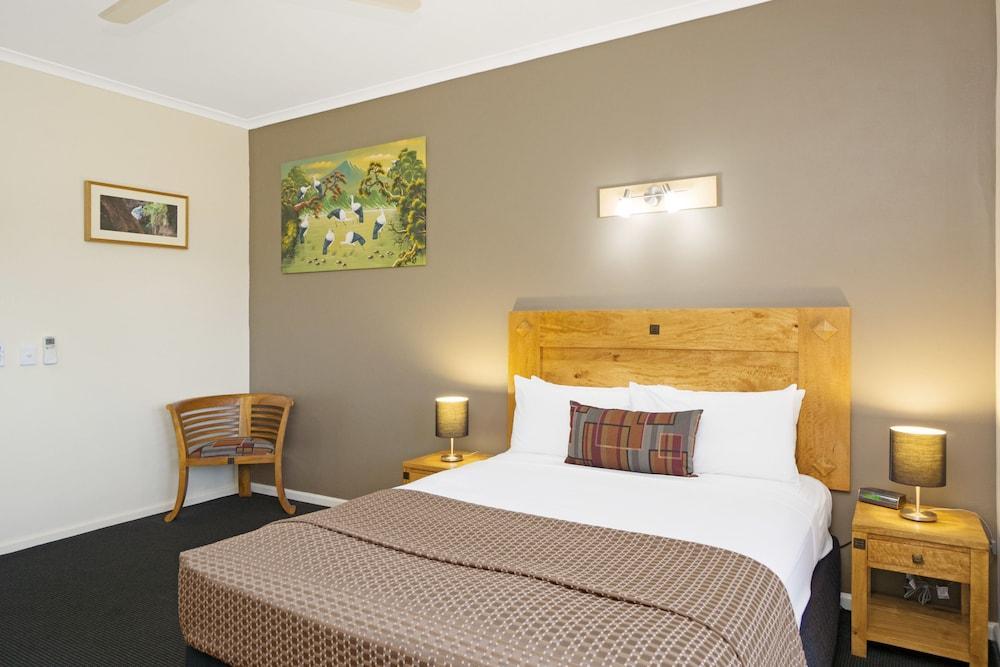Quality Hotel Darwin Airport Exterior photo A room at the hotel