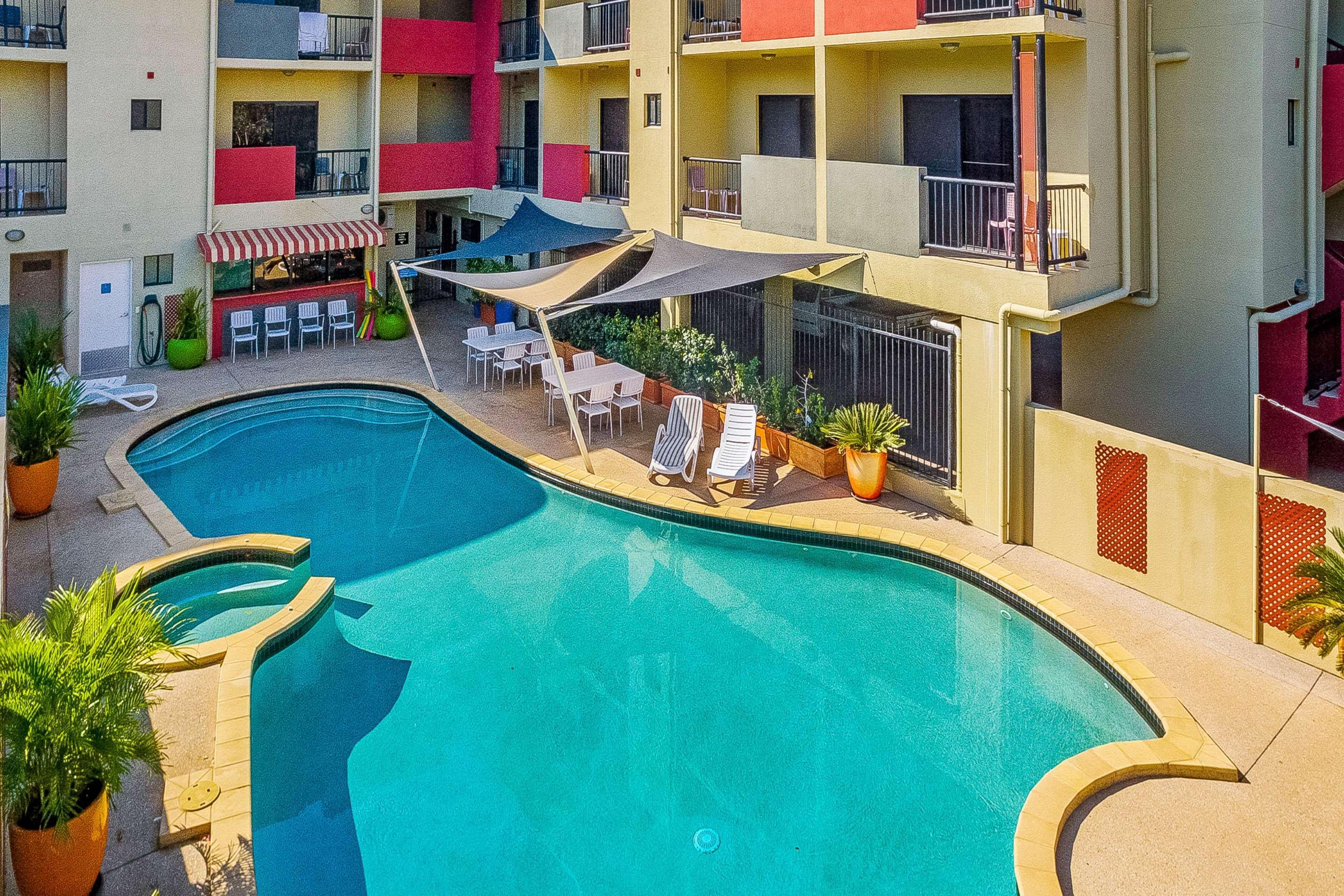 Quality Hotel Darwin Airport Exterior photo The pool at the Mantra on Lake