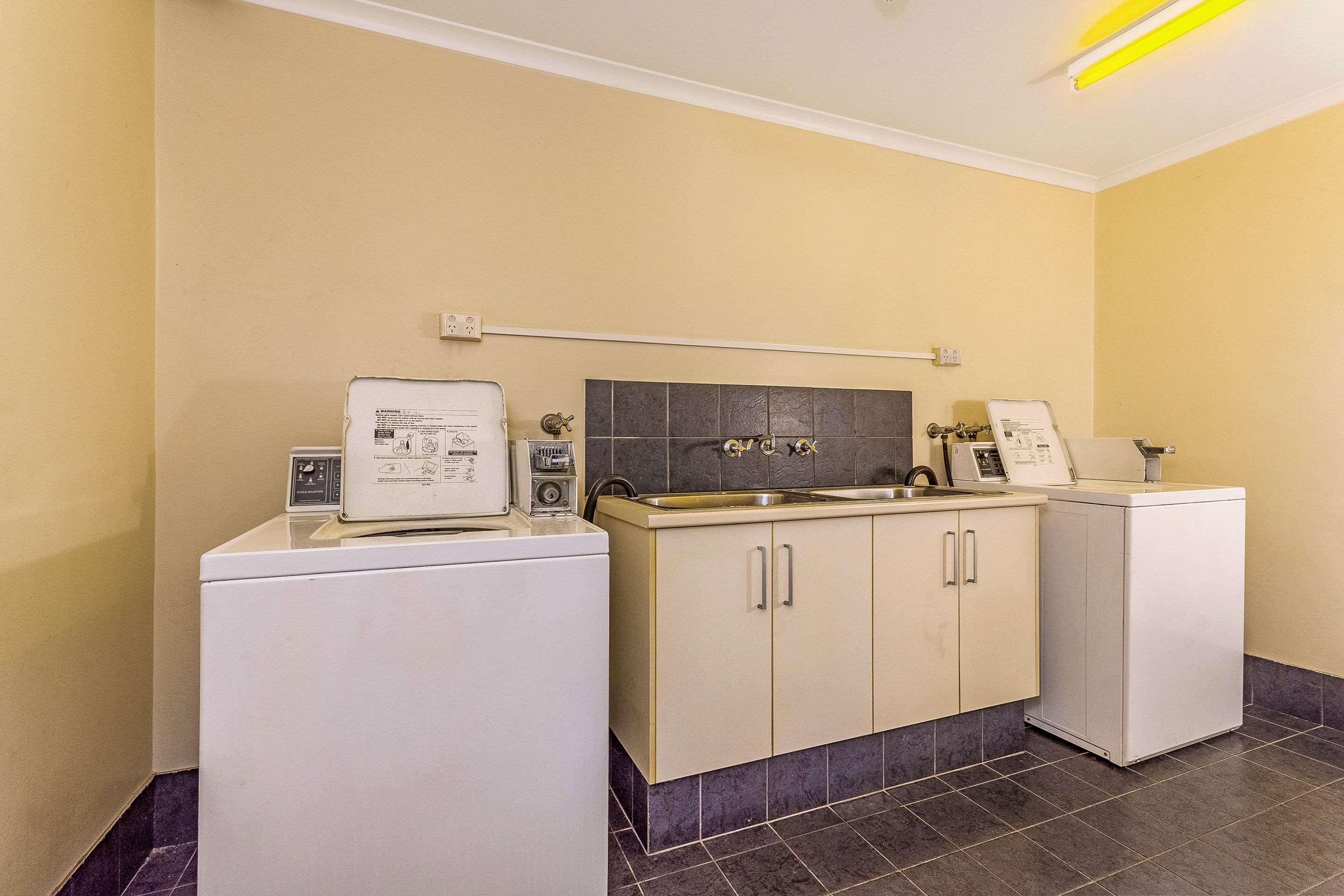Quality Hotel Darwin Airport Exterior photo Laundry facilities at the motel