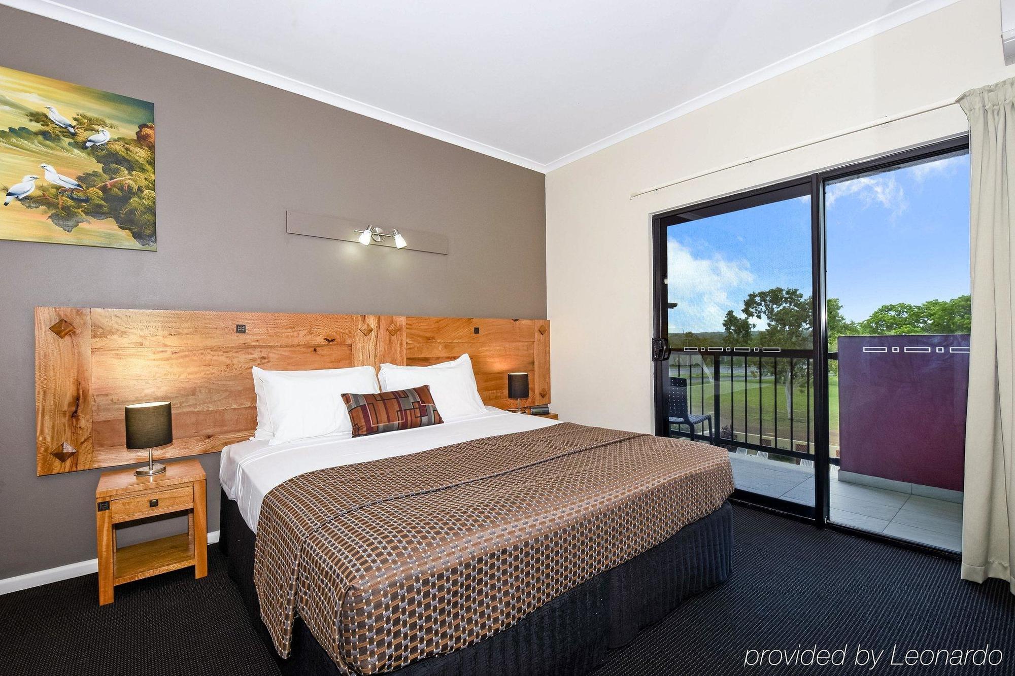 Quality Hotel Darwin Airport Exterior photo A bedroom at the hotel