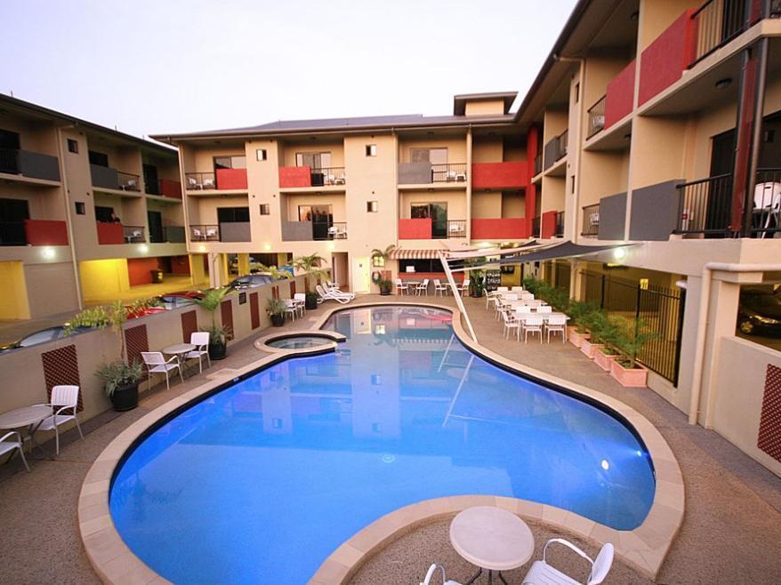 Quality Hotel Darwin Airport Exterior photo The pool at the Mantra on Lake